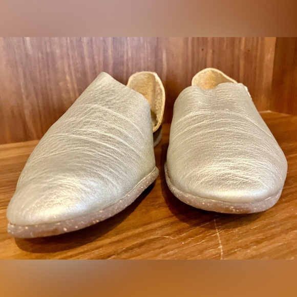 EUC Rare U-Dot Asymmetric Metallic Leather Slip-On Flats 7 Matte & Glossy Gold - Picture 10 of 16